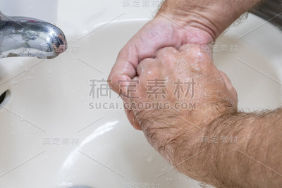 男人在洗手盆洗手特写