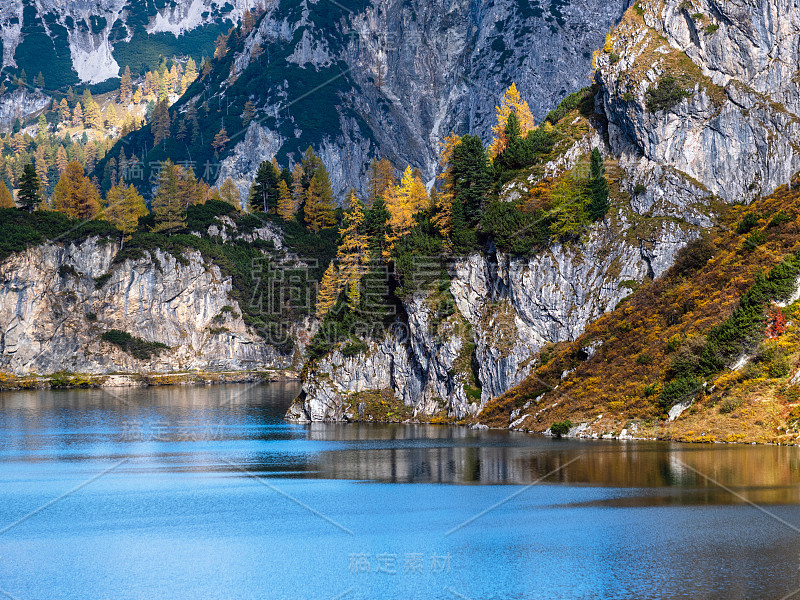 阳光明媚的秋天，阿尔卑斯山上的塔彭卡湖和岩石山脉，克勒纳尔，奥地利的萨尔茨堡。