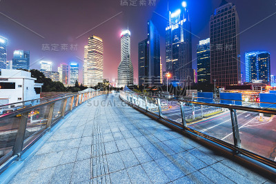 高速公路在夜晚与汽车灯光在现代城市。