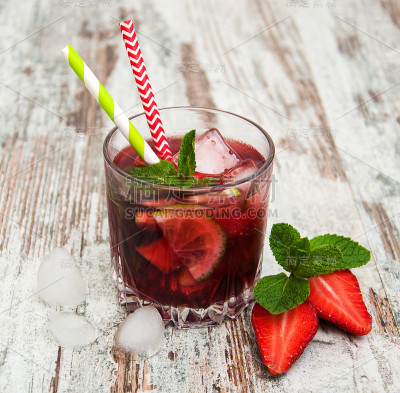 柠檬汁与srtawberries