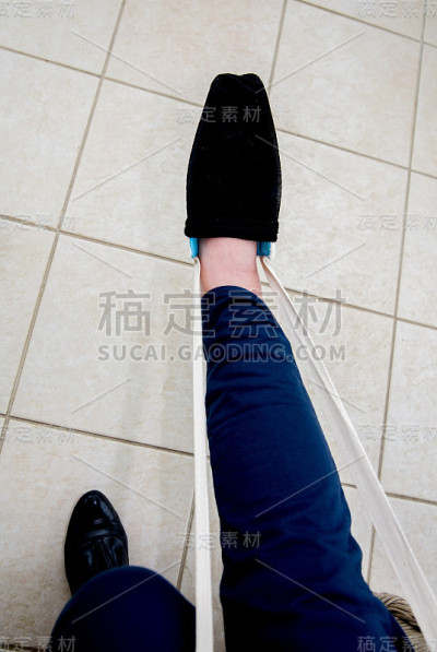 术后病人或残疾人使用袜子援助