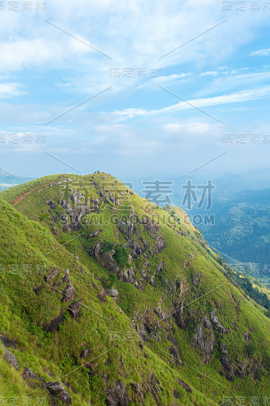 山景，绿坡。美丽的山脉。小亚当峰，山在迷雾中从丛林望去