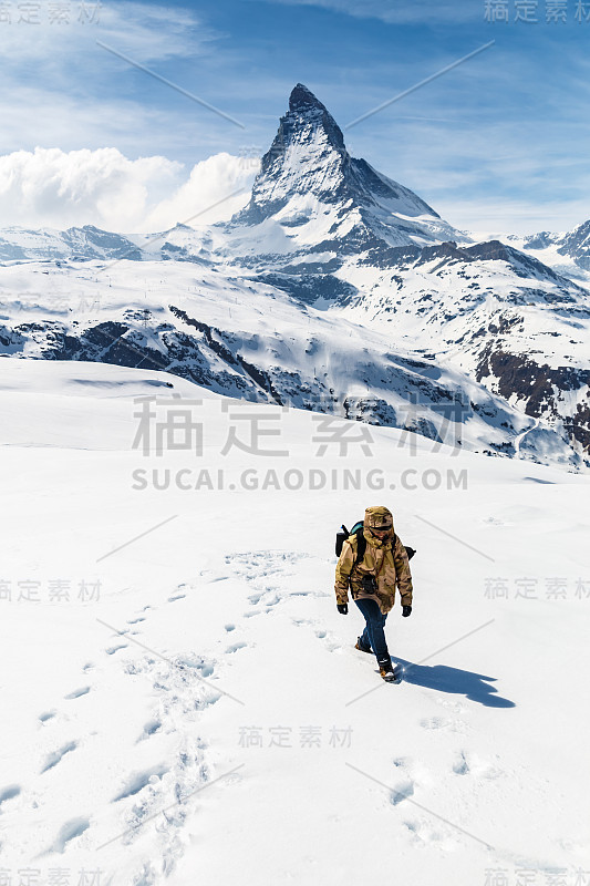 马特洪峰的雪地上行走的人。