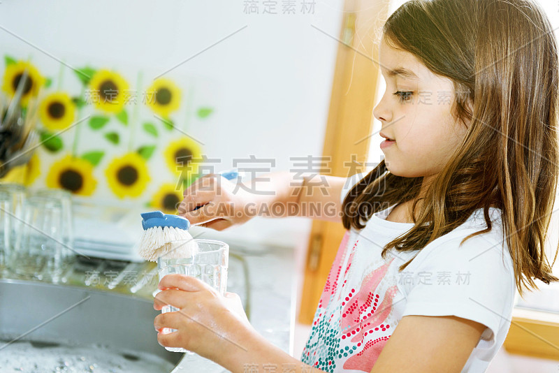 可爱的女孩做陶器的肖像