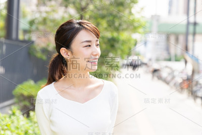 微笑的亚洲女人