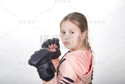 手有黑色覆盖物的女运动员