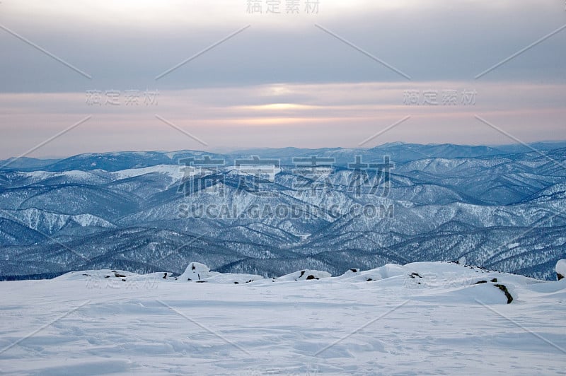 冬季从山顶到山谷。徒步登山。