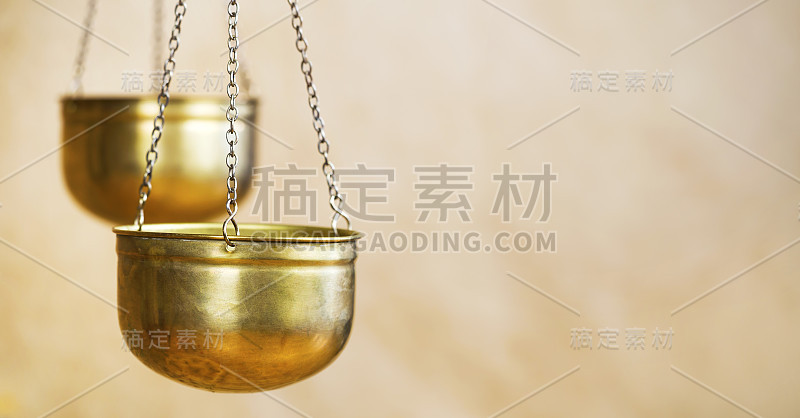 平衡概念，黄金称量秤上的米色背景