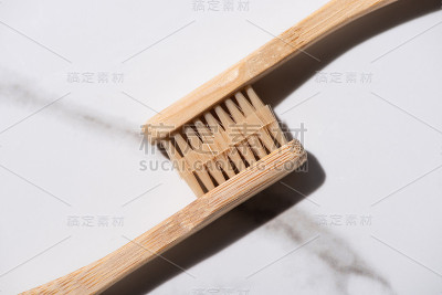 俯视图连接牙刷在白色背景，零浪费的概念
