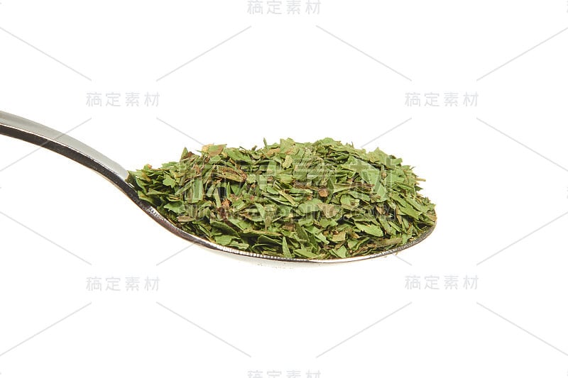 用茶匙放干龙蒿