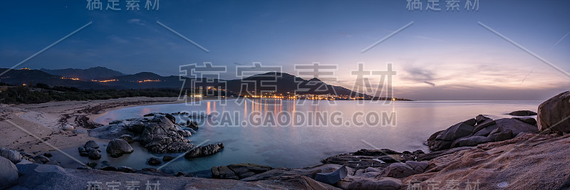 夜幕降临在科西嘉岛的阿尔加约拉海滩和村庄