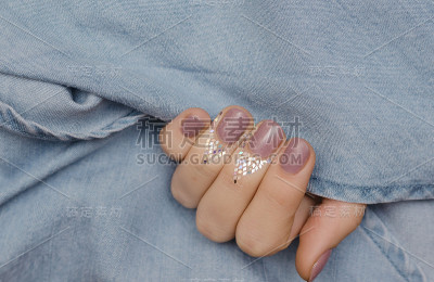 美丽的女性手与粉红色的指甲设计