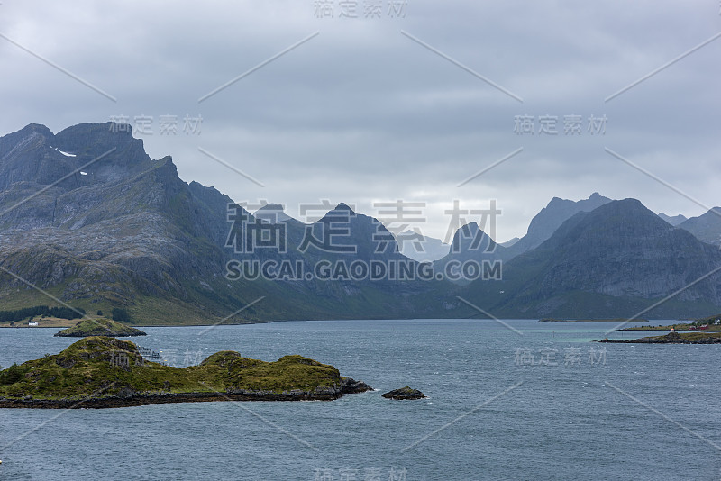 挪威壮观的夏季景观和陡峭的山峰。