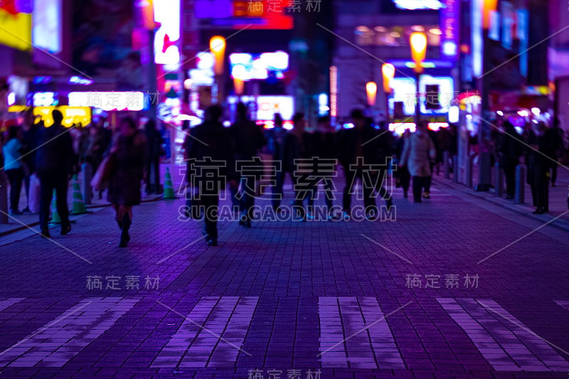 东京秋叶原市中心的霓虹夜街