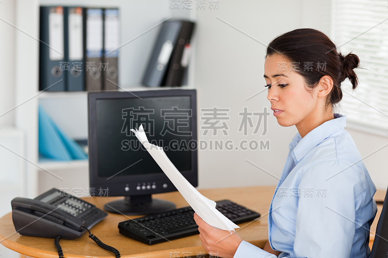 坐着的时候，一个漂亮女人拿着一张纸看着