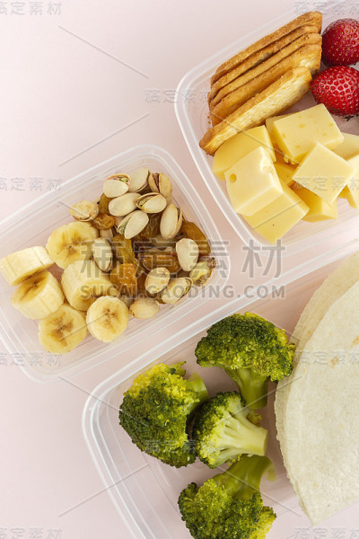 装在塑料容器里的可随时食用的食物