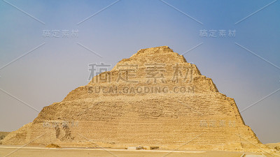 Djoser金字塔或Djeser和Zoser金字塔，或阶梯金字塔是埃及塞加拉墓地的一个考古遗迹，孟菲