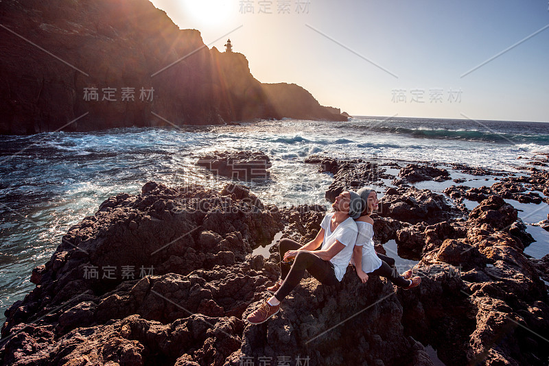 一对在岩石海岸的夫妇