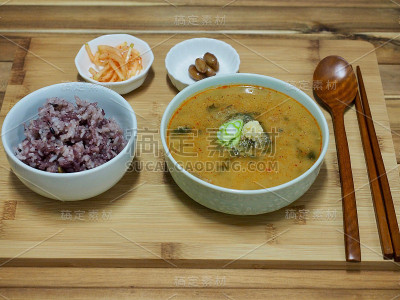 韩国食物泥鳅汤