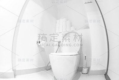白色的抽水马桶