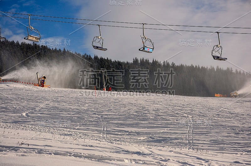 滑雪坡度和升降机