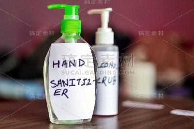 洗手液和酒精磨砂膏并排放置