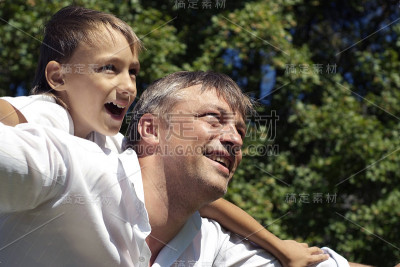 穿着白色球衣的家人