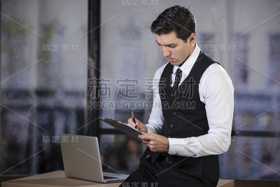 商人坐在他的办公室里