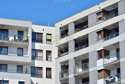 当代住宅建筑在日光下的外观