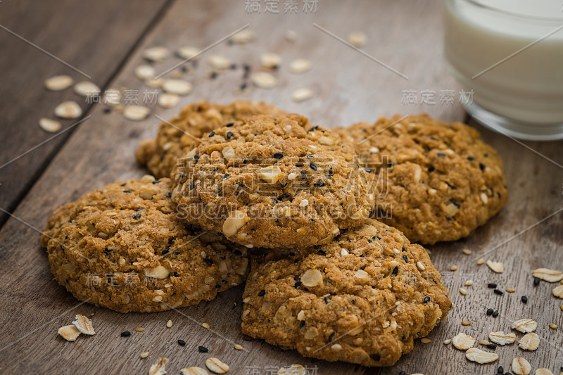 芝麻燕麦饼干和一杯牛奶