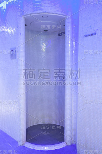 现代淋浴房在温泉，紫色的灯光