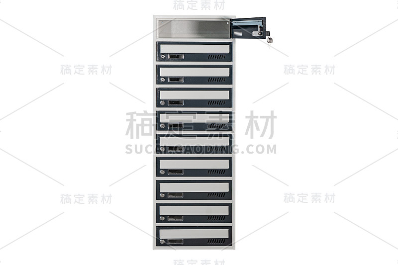 公寓里的邮箱。公寓中心有可锁的金属信箱。邮箱在白色背景孤立