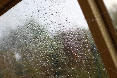 雨滴落在火车顶上，京都