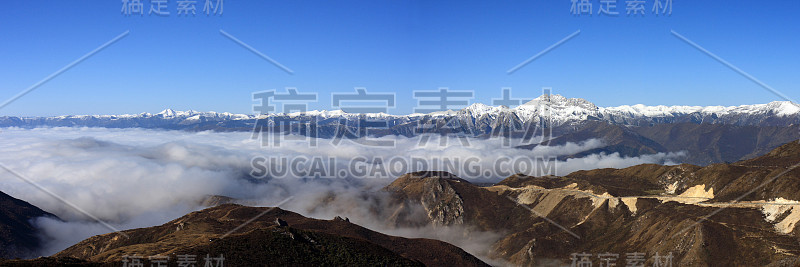 高原云中雪山