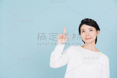 年轻女子指着复印区