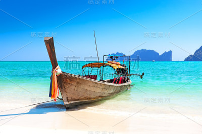 长船和热带海滩