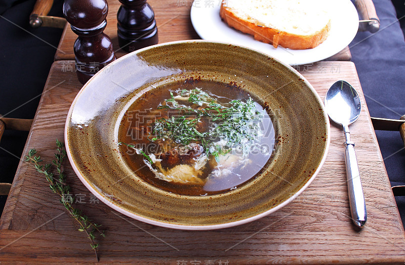 肉汤和蔬菜鸡蛋