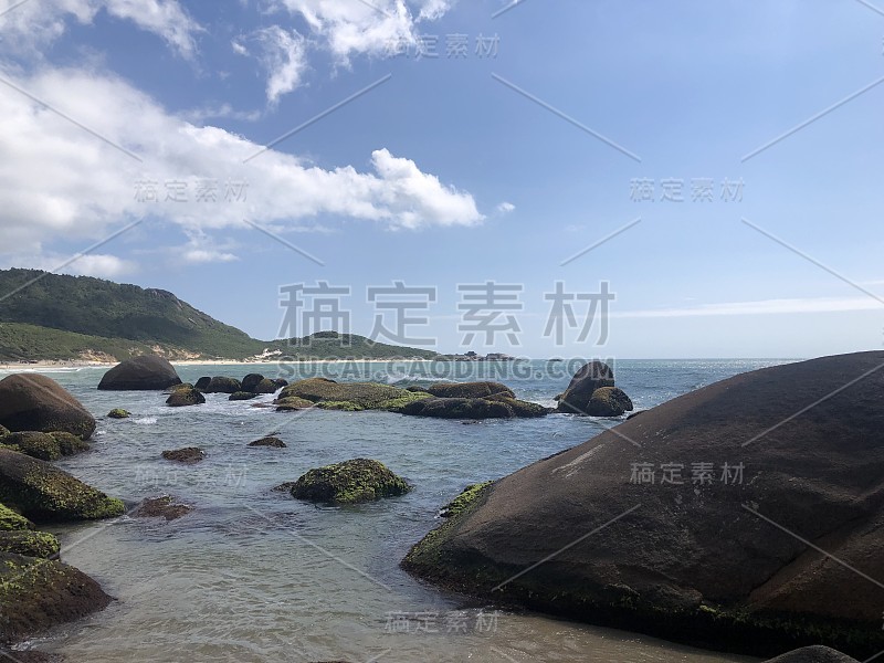 海岸线附近的巨大岩石