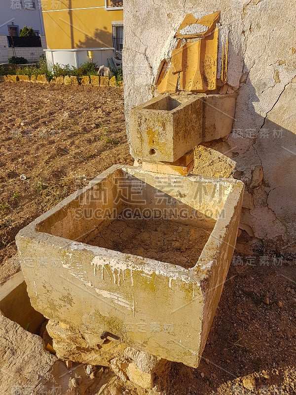 一池水，供动物饮水