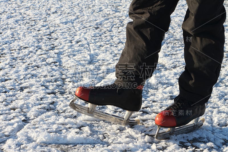 男人的脚在雪地上溜冰