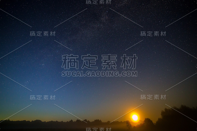 星空下的月亮。