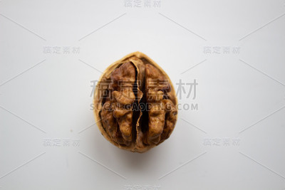 胡桃近距离孤立在一个白色的背景。