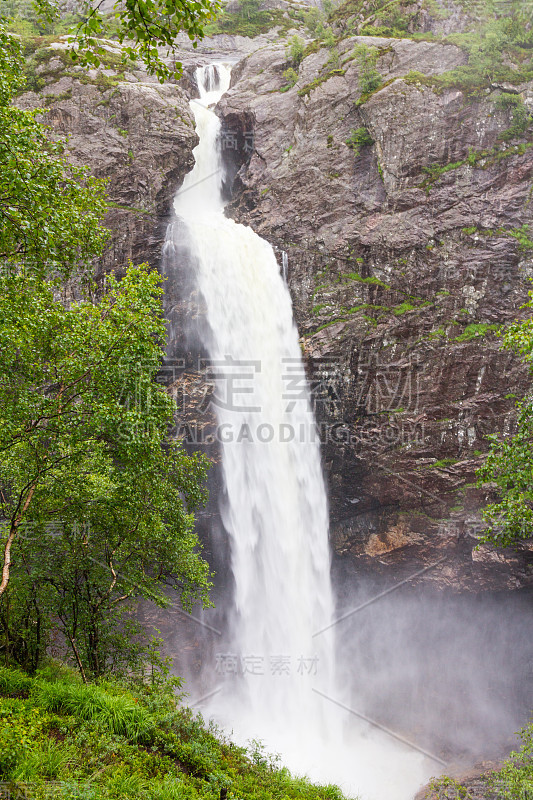 Manafossen瀑布美景，位于挪威罗加兰Gjesdal的Frafjord峡湾底部。