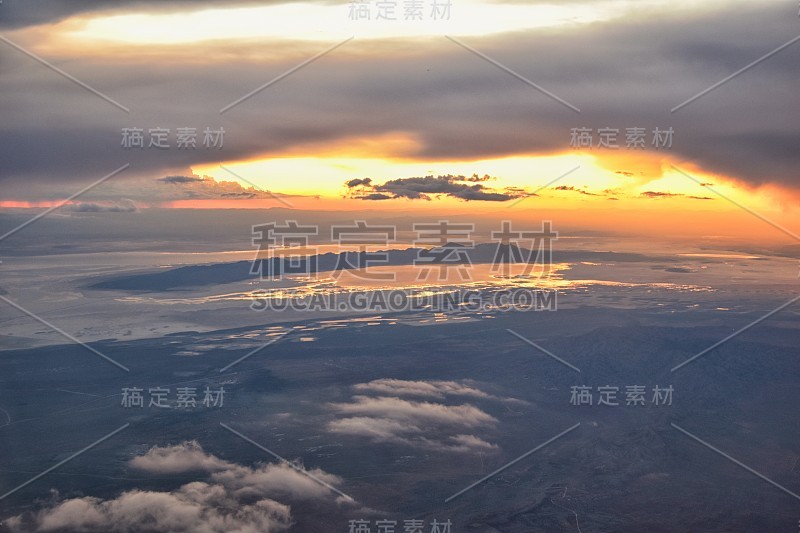 大盐湖日落鸟瞰图从飞机在瓦萨奇落基山脉，横扫云景和景观在白天的春天。在美国犹他州。