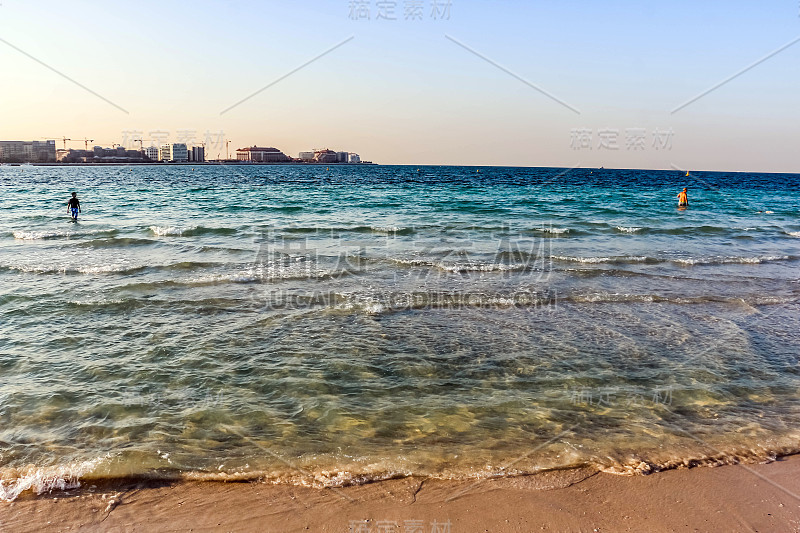 海平线，海浪在朱美拉海滩在迪拜，阿拉伯联合酋长国