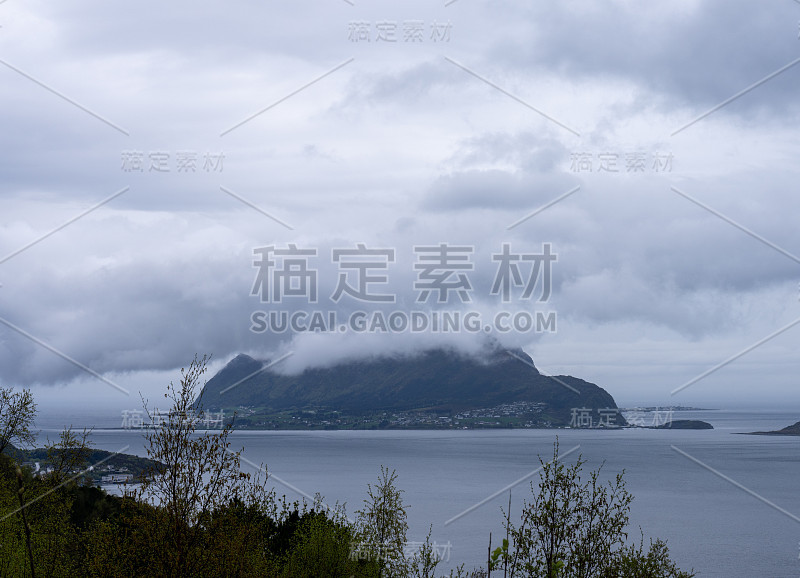 Ålesund，挪威西海岸的一个商业港口城市，在挪威海的几个峡湾的入口处