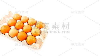 鸡蛋放在一个长托盘上