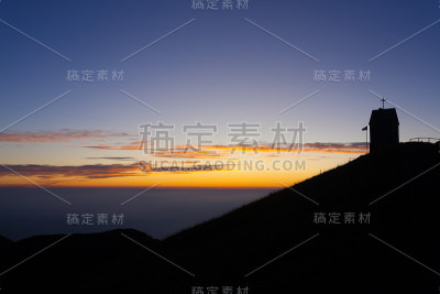 黎明时分，意大利格拉帕山的小教堂
