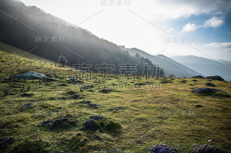 风景秀丽的乡村，蓝天山远足景观，法国巴斯克地区