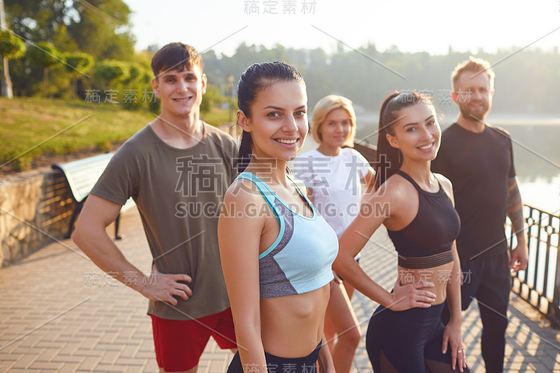 一群运动员在公园里训练。